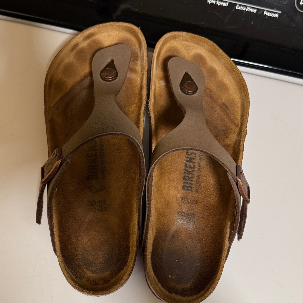 Birkenstock Gizeh Sandal in Mocha - Picture 3 of 9